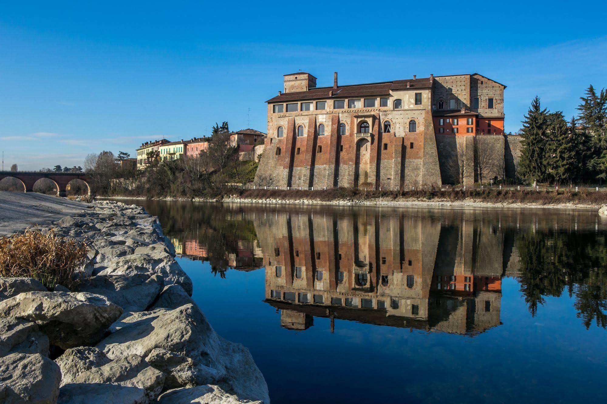 Castello Visconteo Hotel Cassano dʼAdda Eksteriør billede